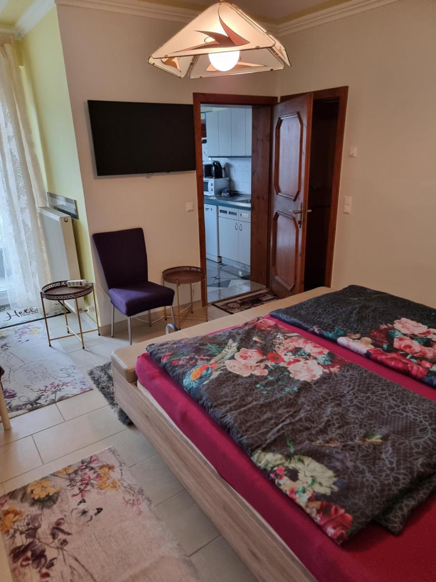 Apartment with Terrace - R1