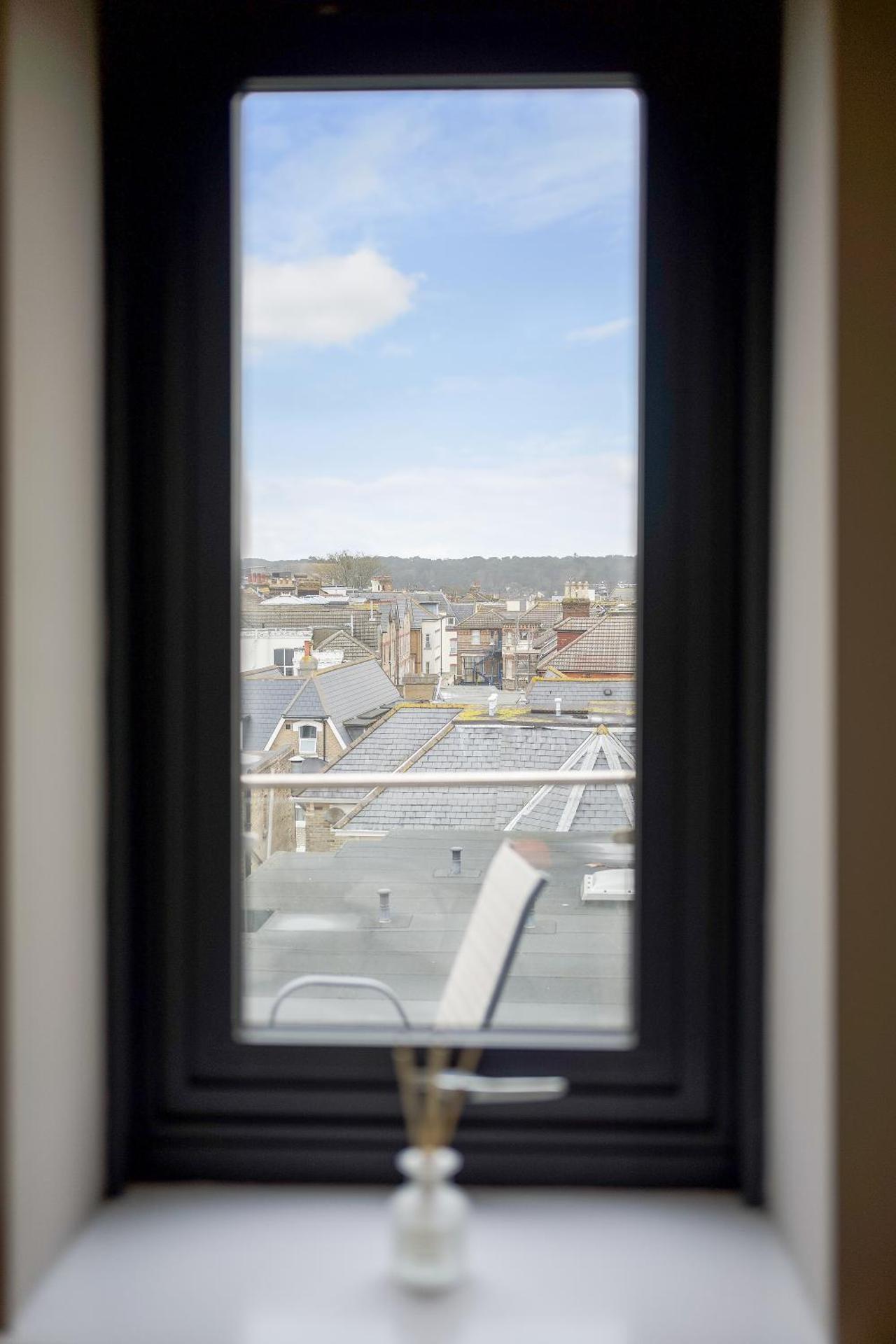 Westcliff Penthouse with Sea Views and Balcony