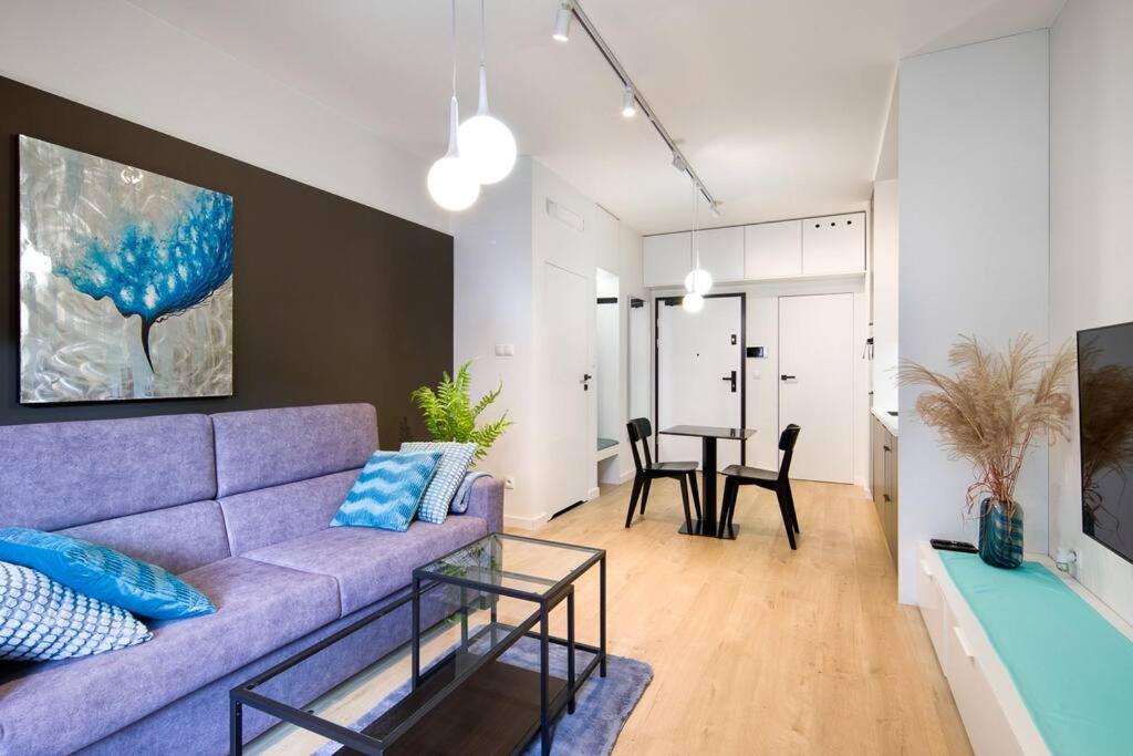 Modern apt next to train station