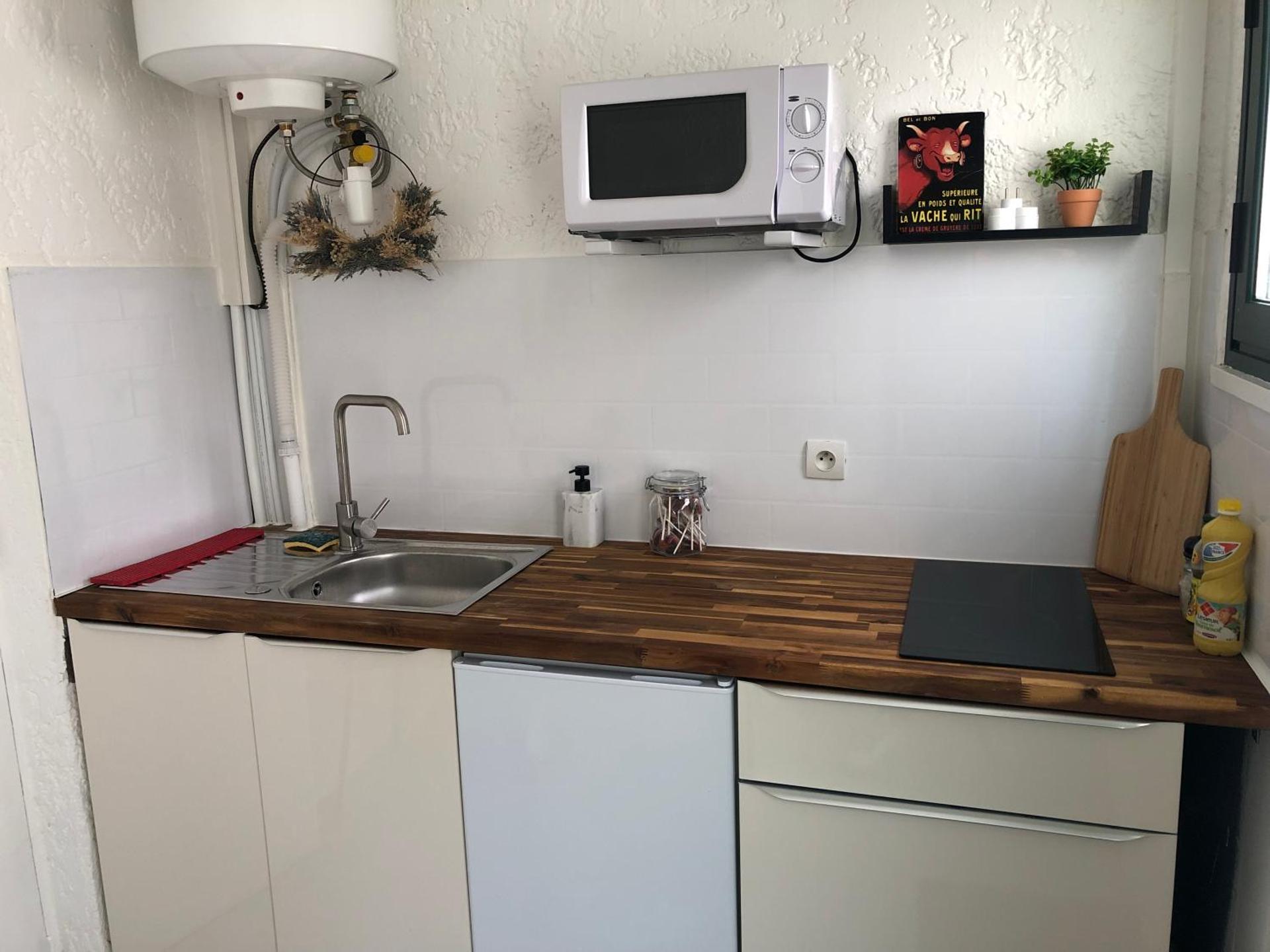 Kitchen or kitchenette