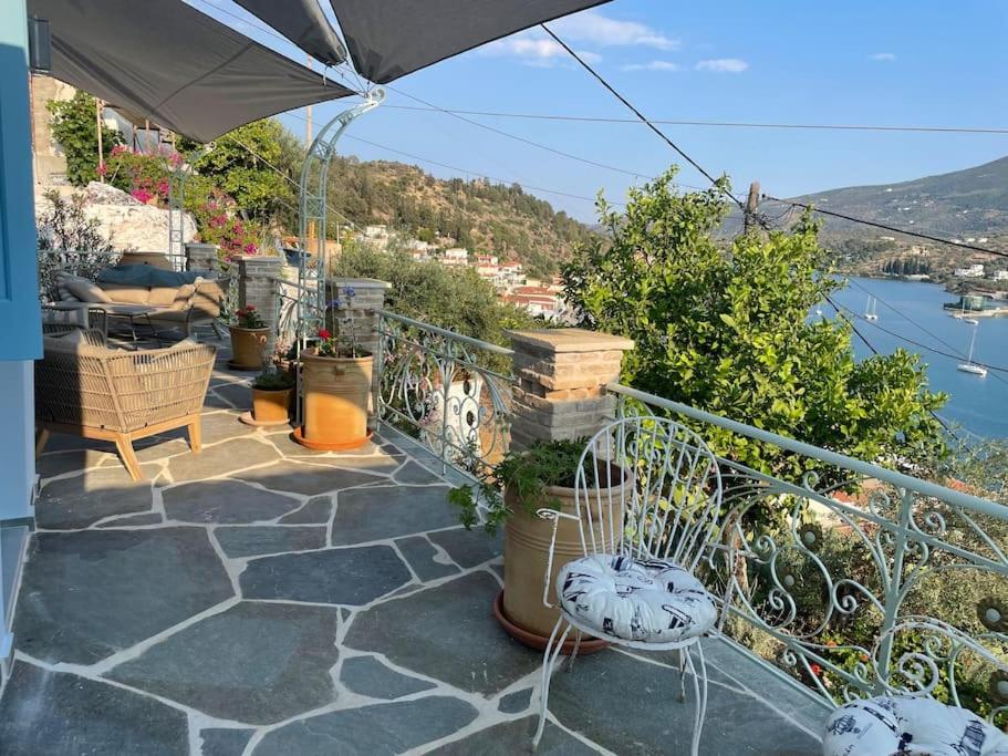 Stunning 1 bed Poros house presented by Lazydaze.