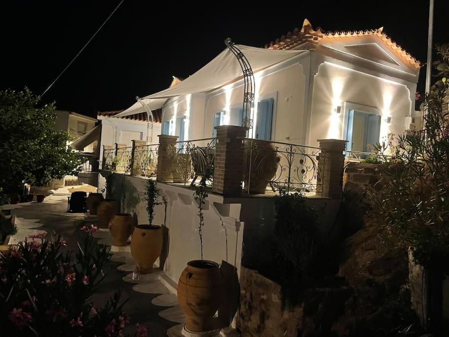 Stunning 1 bed Poros house presented by Lazydaze.