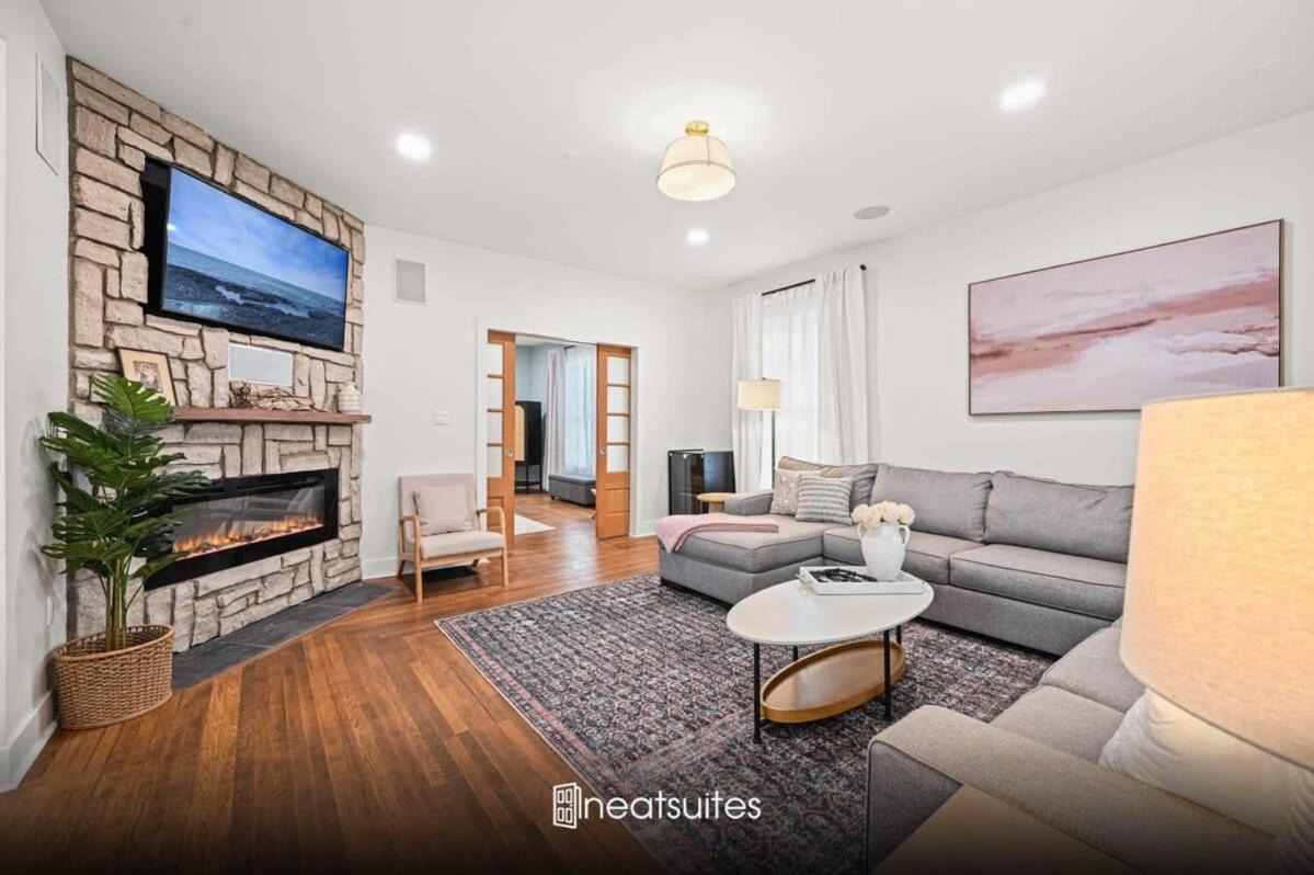 4BR for 10, Near Ark, High-Tech Kitchen, Parking!