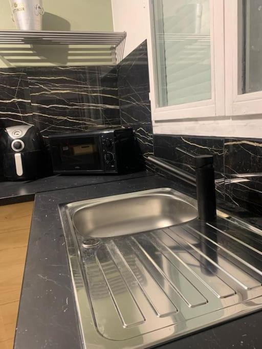 Cosy Home Next To Disneyland & Train