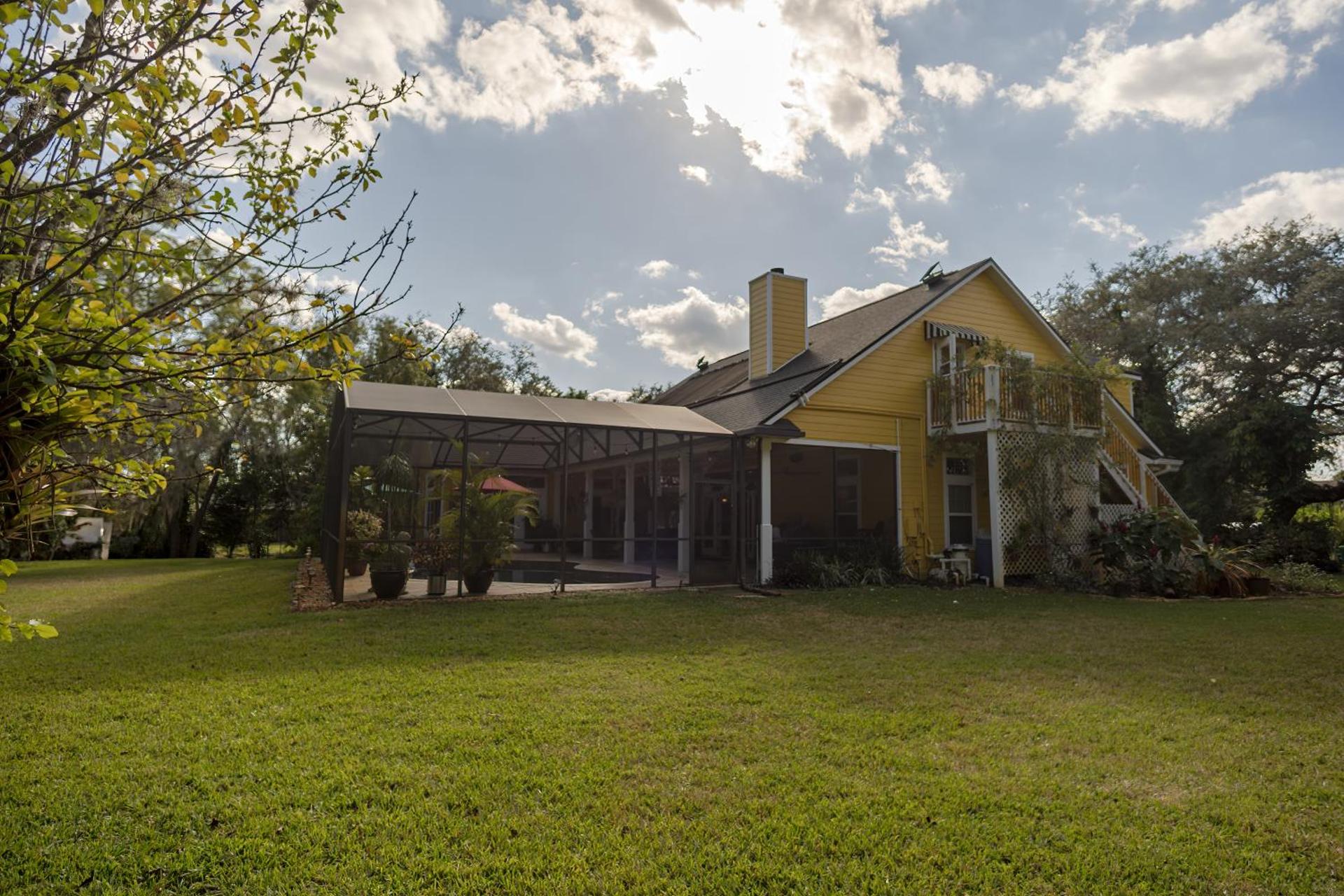 Paradise in a country setting 1100 sq ft apartment