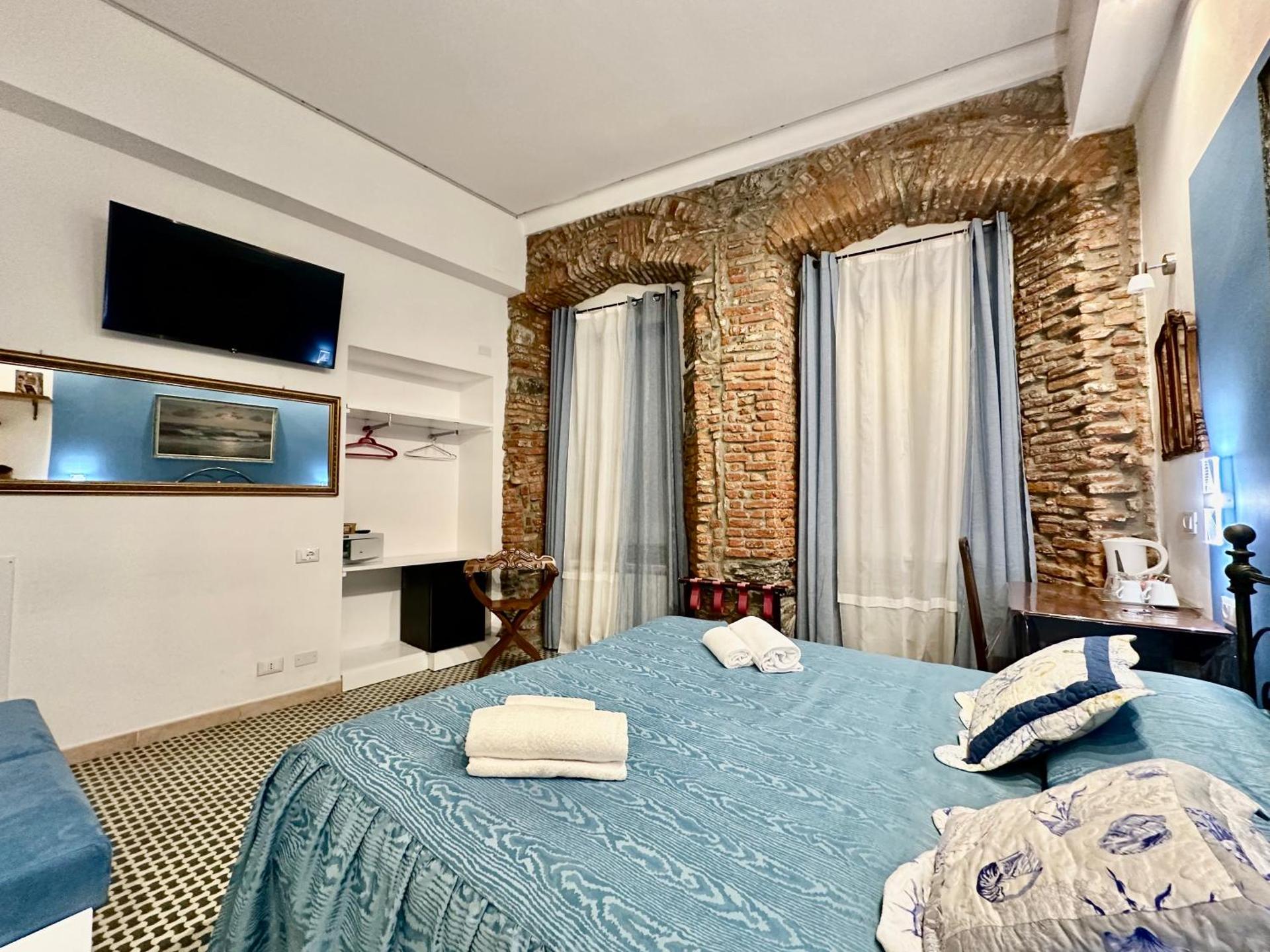 The Vernazza Main Plaza - Rooms & Apartment