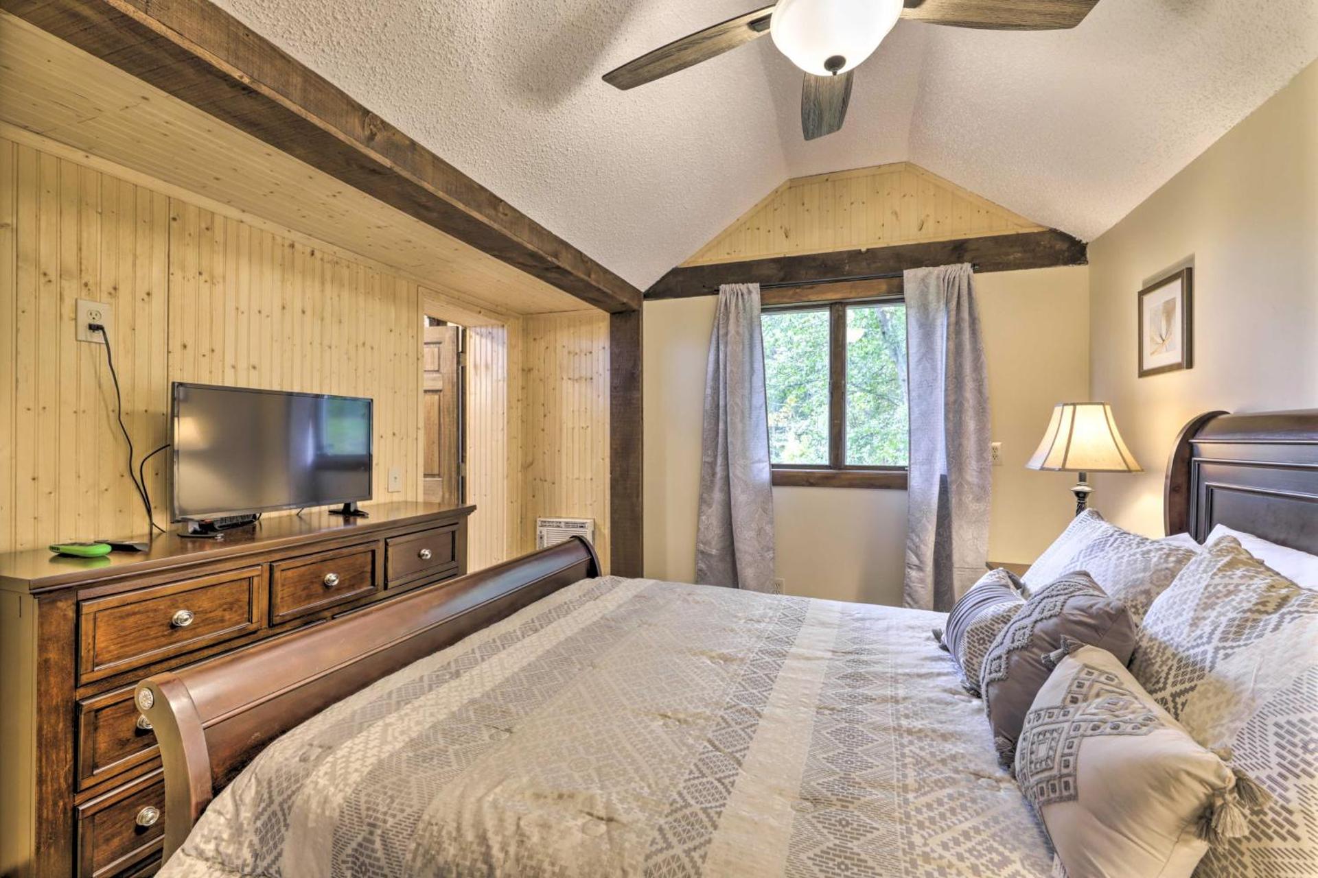 Private Guest House with Deck and Spectacular Views!