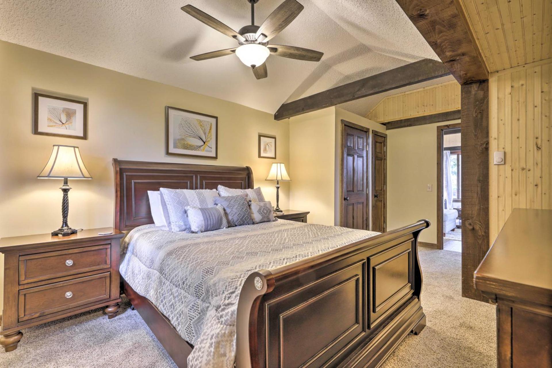 Private Guest House with Deck and Spectacular Views!