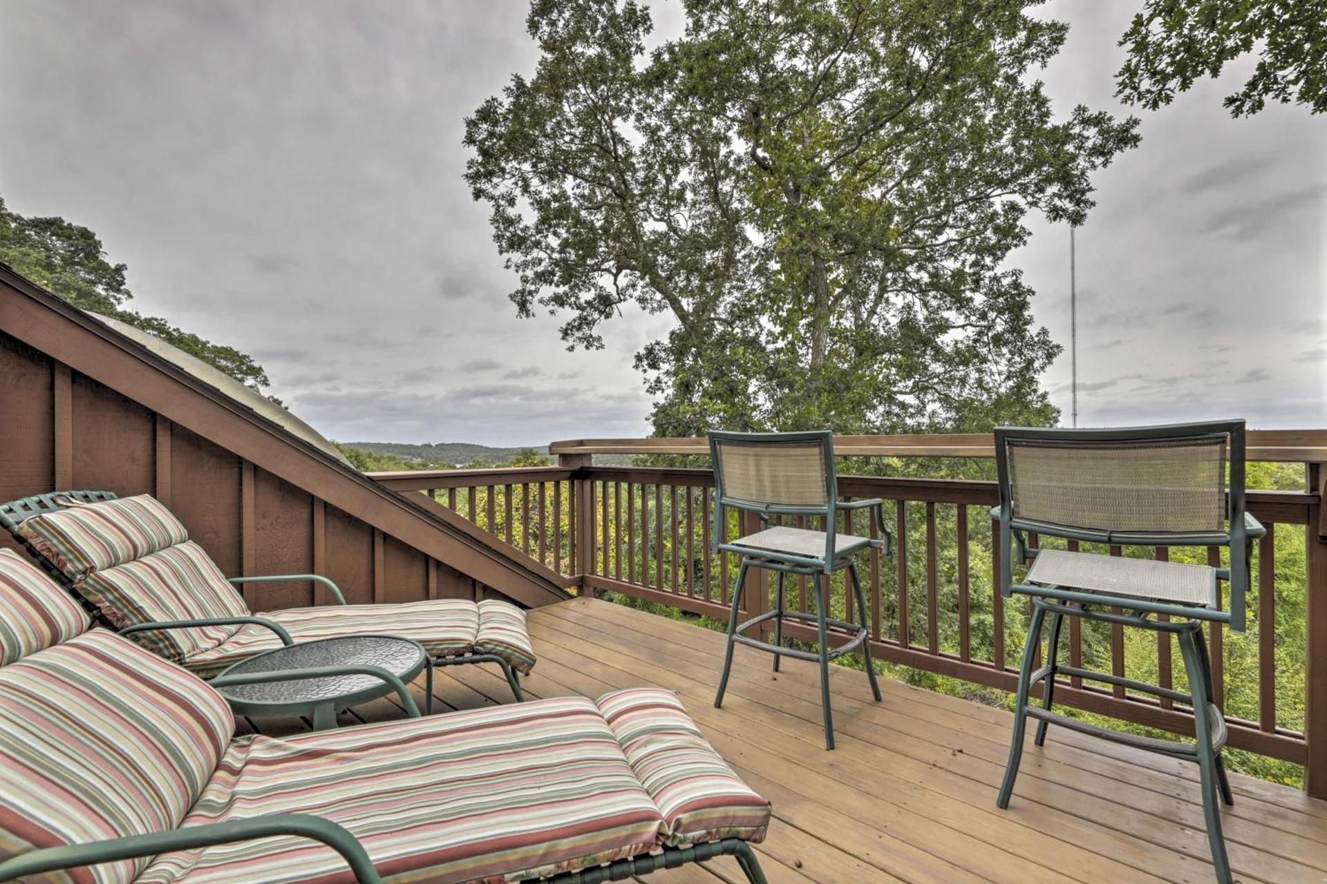 Private Guest House with Deck and Spectacular Views!