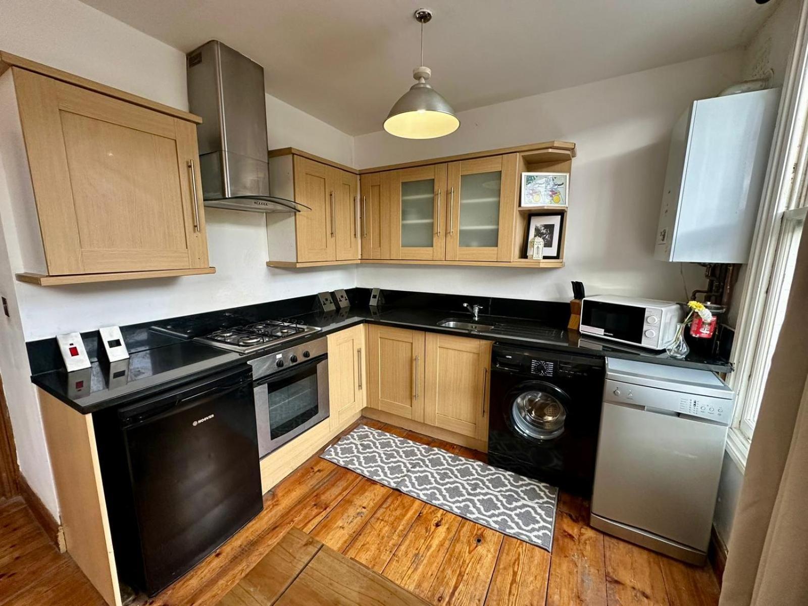 Lovely 1 Bed Apartment 2 min to Station