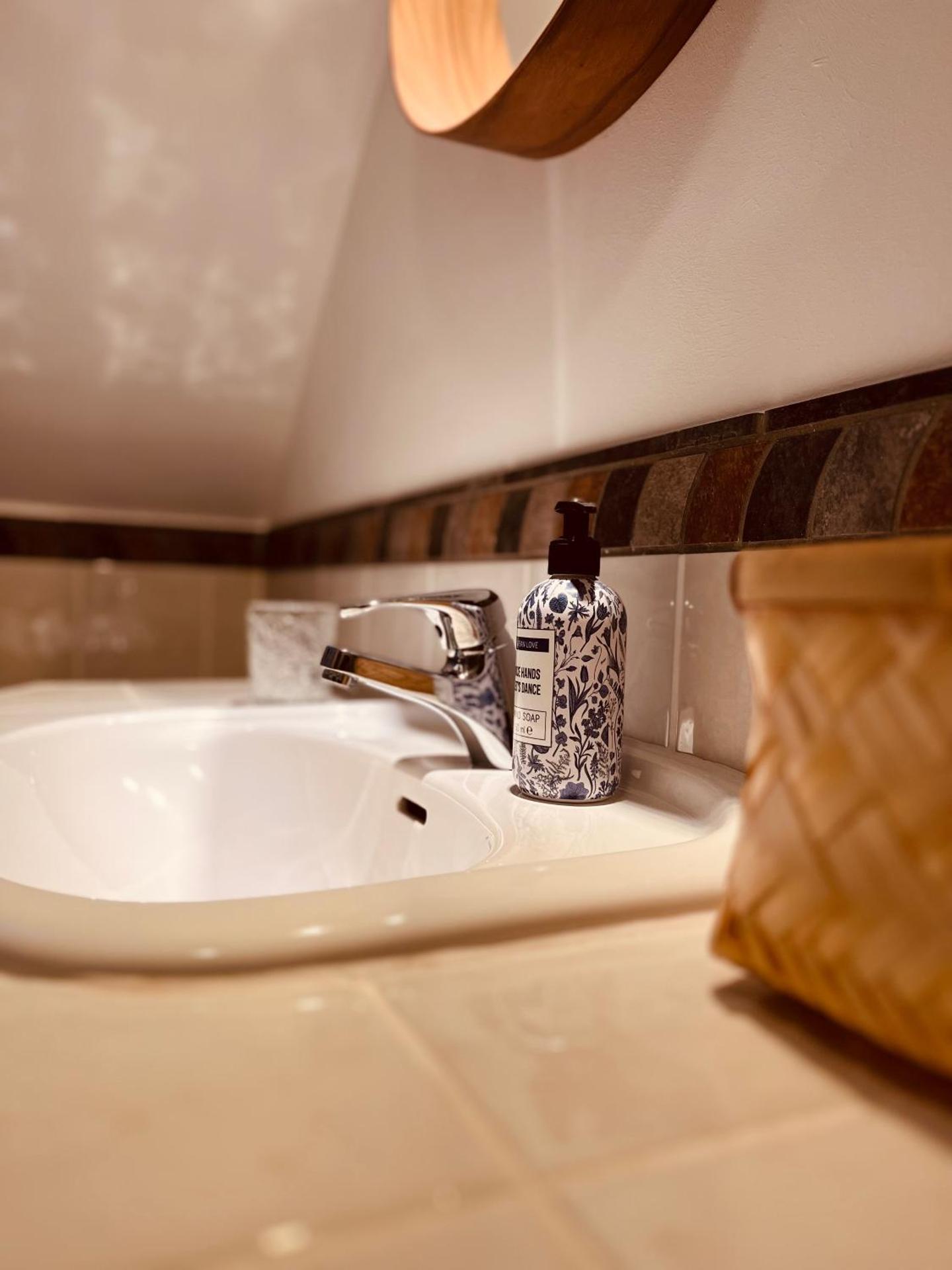 b e d & a g e d e s i g n -medium- wunderschönes Zimmer mit Bad - Rechnungserstellung für Geschäftsreisende & Firmen