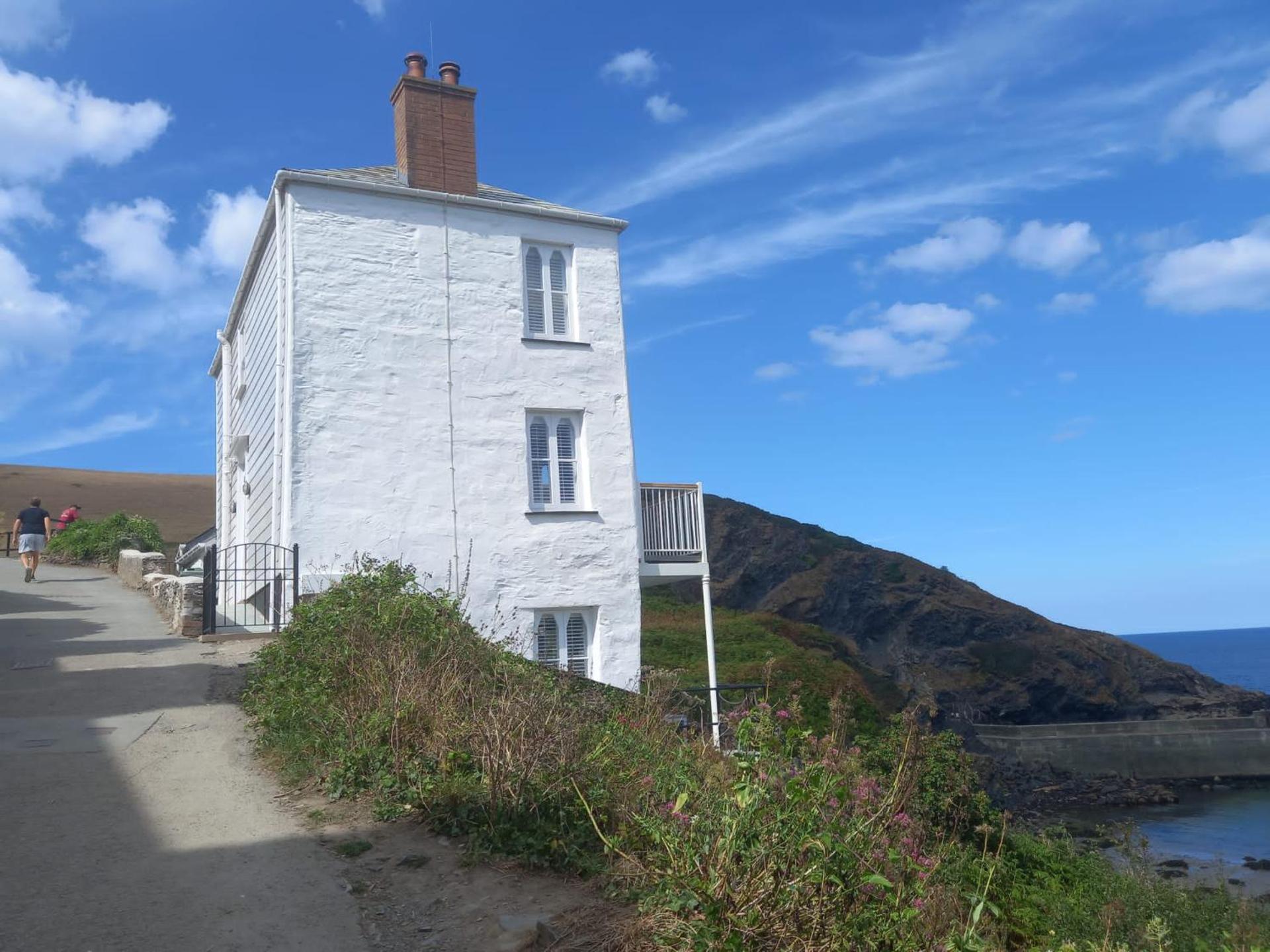 Cosy 3 Bedroom House on Cornish estate with pool