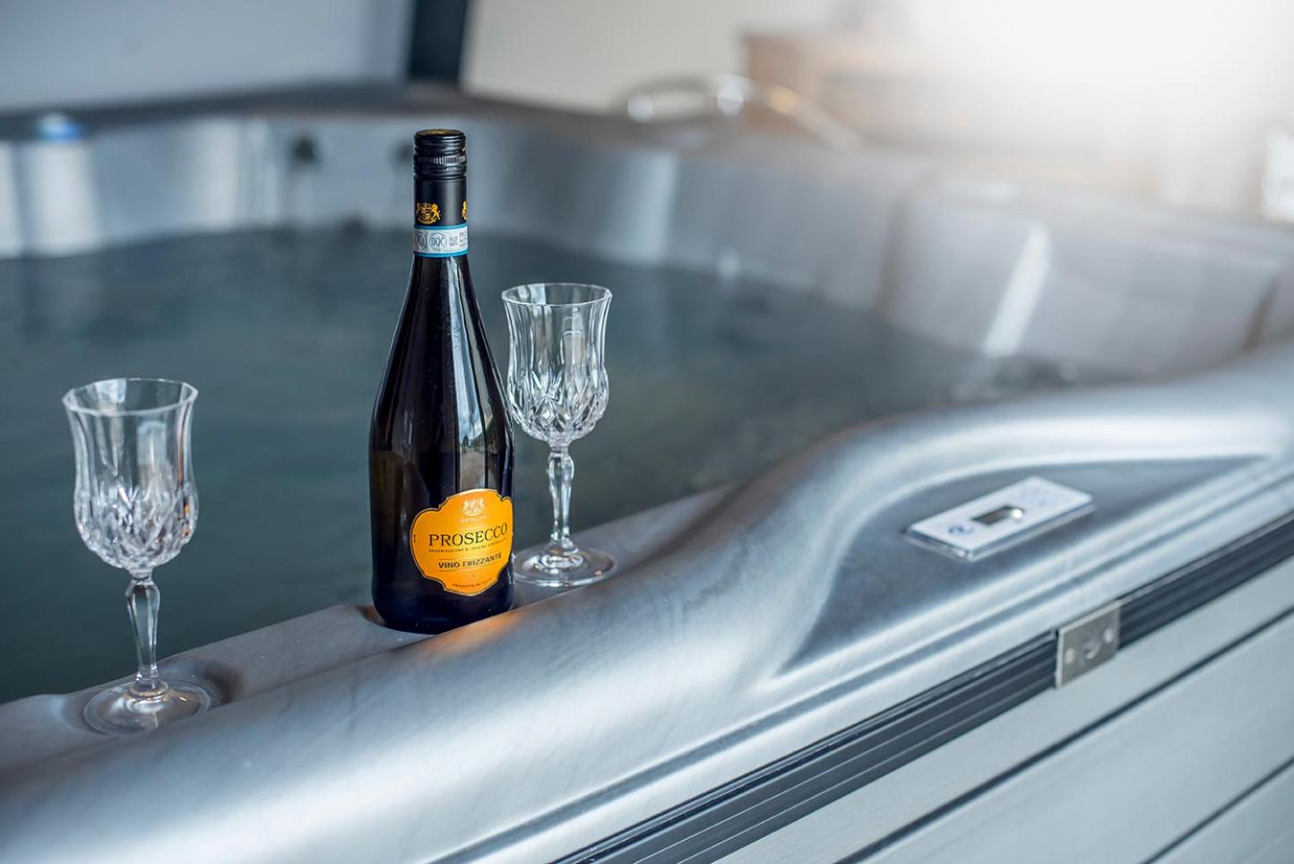 RURAL RETREAT WALES Indoor Hot Tub, Log Fire, Starry Skies, Woodland Walks