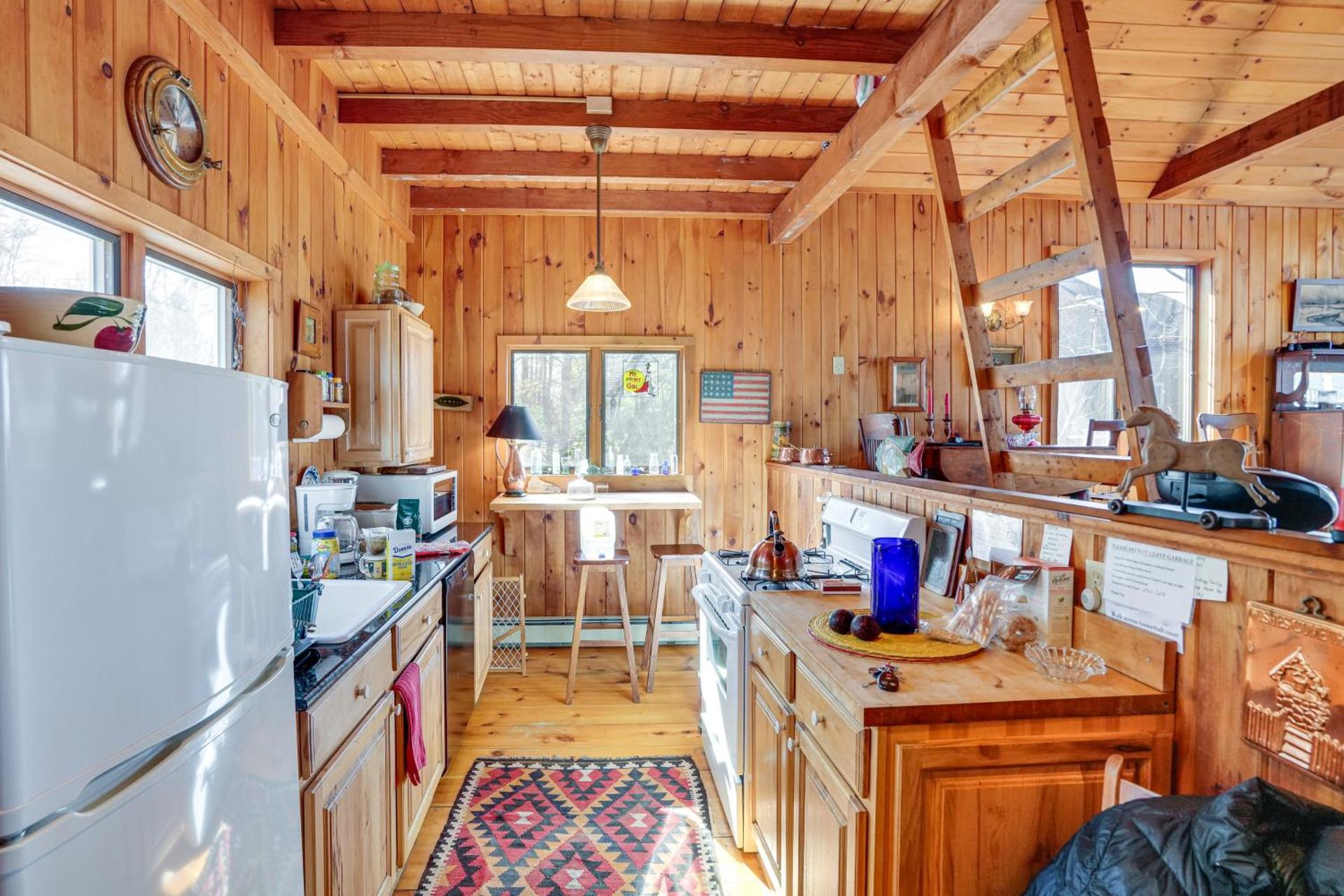 Stunning Lake and Mtn Views Cozy Catskills Cabin!