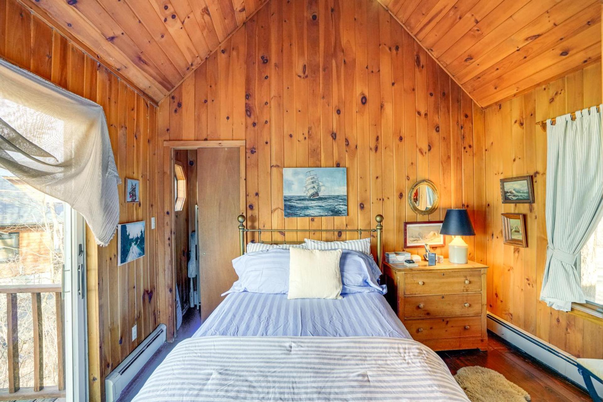 Stunning Lake and Mtn Views Cozy Catskills Cabin!