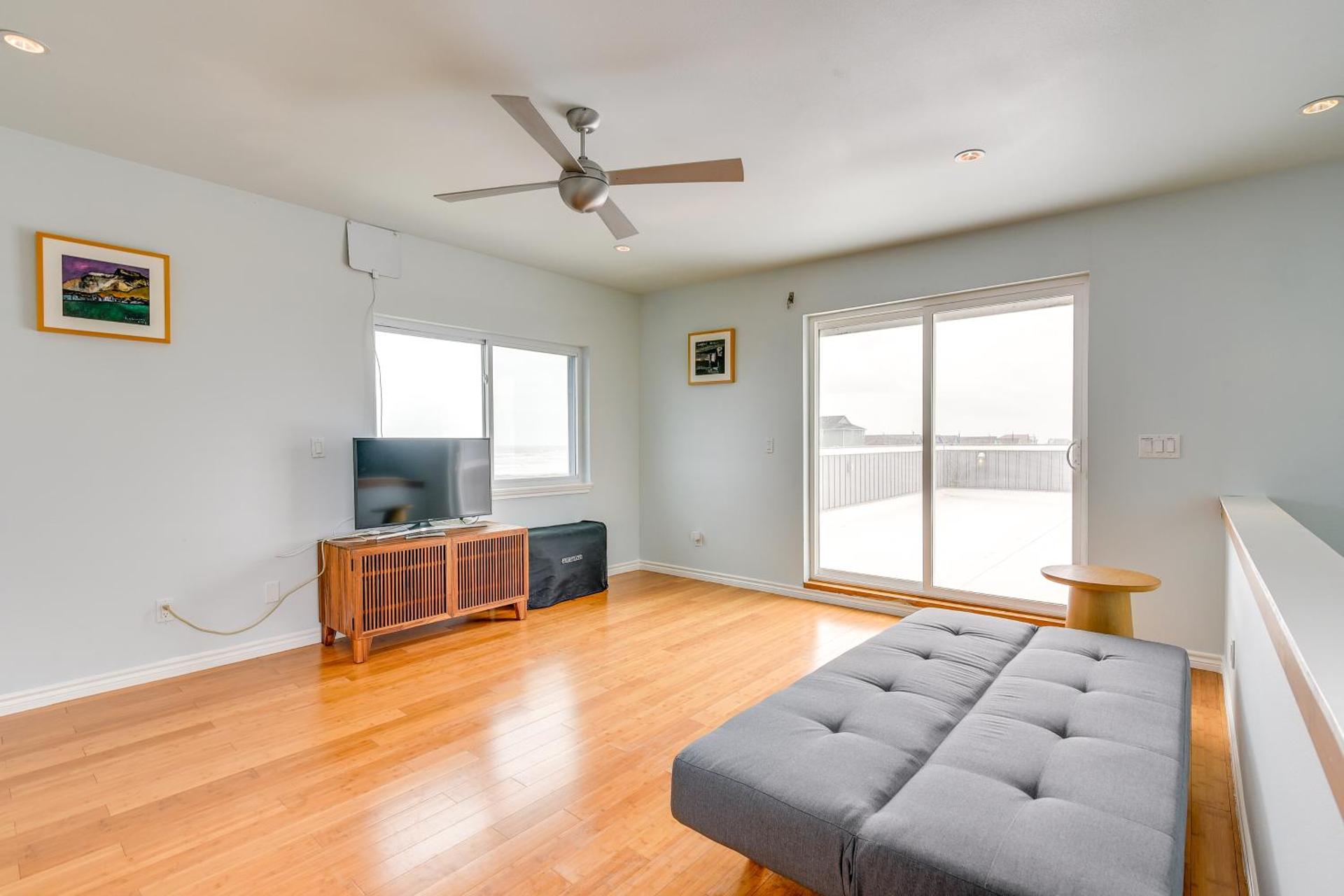 BBQs and Decks Oceanfront Surfside Beach Home