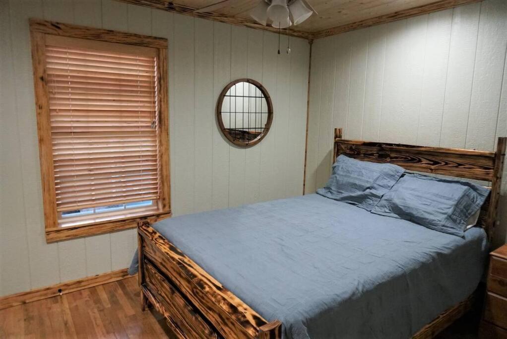 Toledo Queen Lakefront Custom 4 BR Home, Boathouse