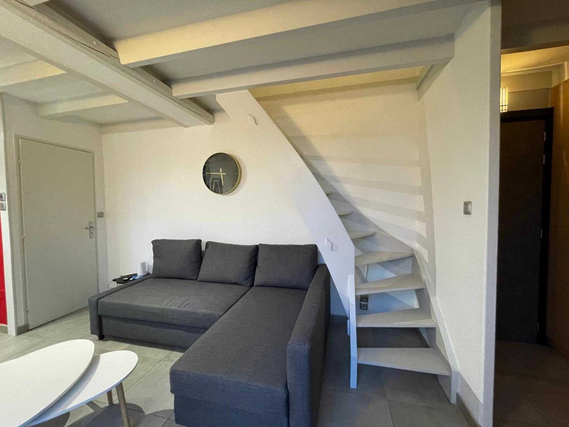 FATHALA - appartement lumineux en dernier étage - face à la gare routière