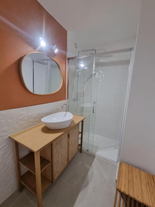 Sur la plage avec vue plongeante sur la mer