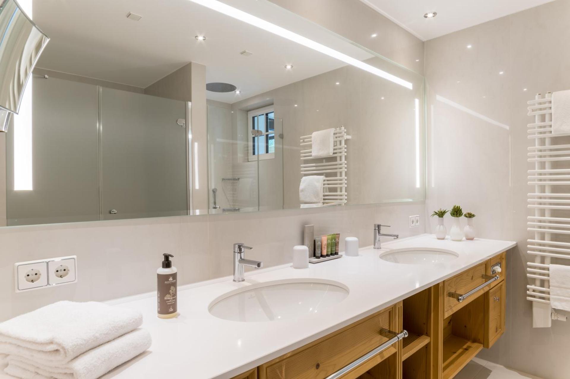 Deluxe Double Room with Balcony and Lake View