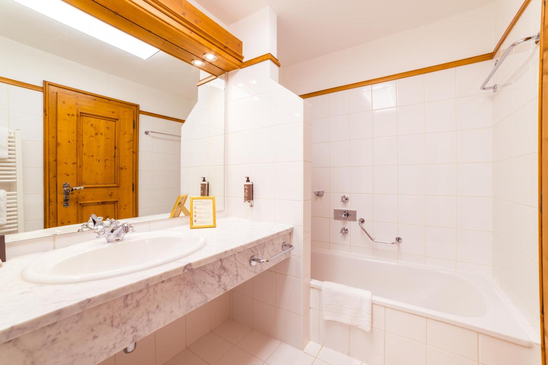 Classic Double Room with Balcony and Lake View