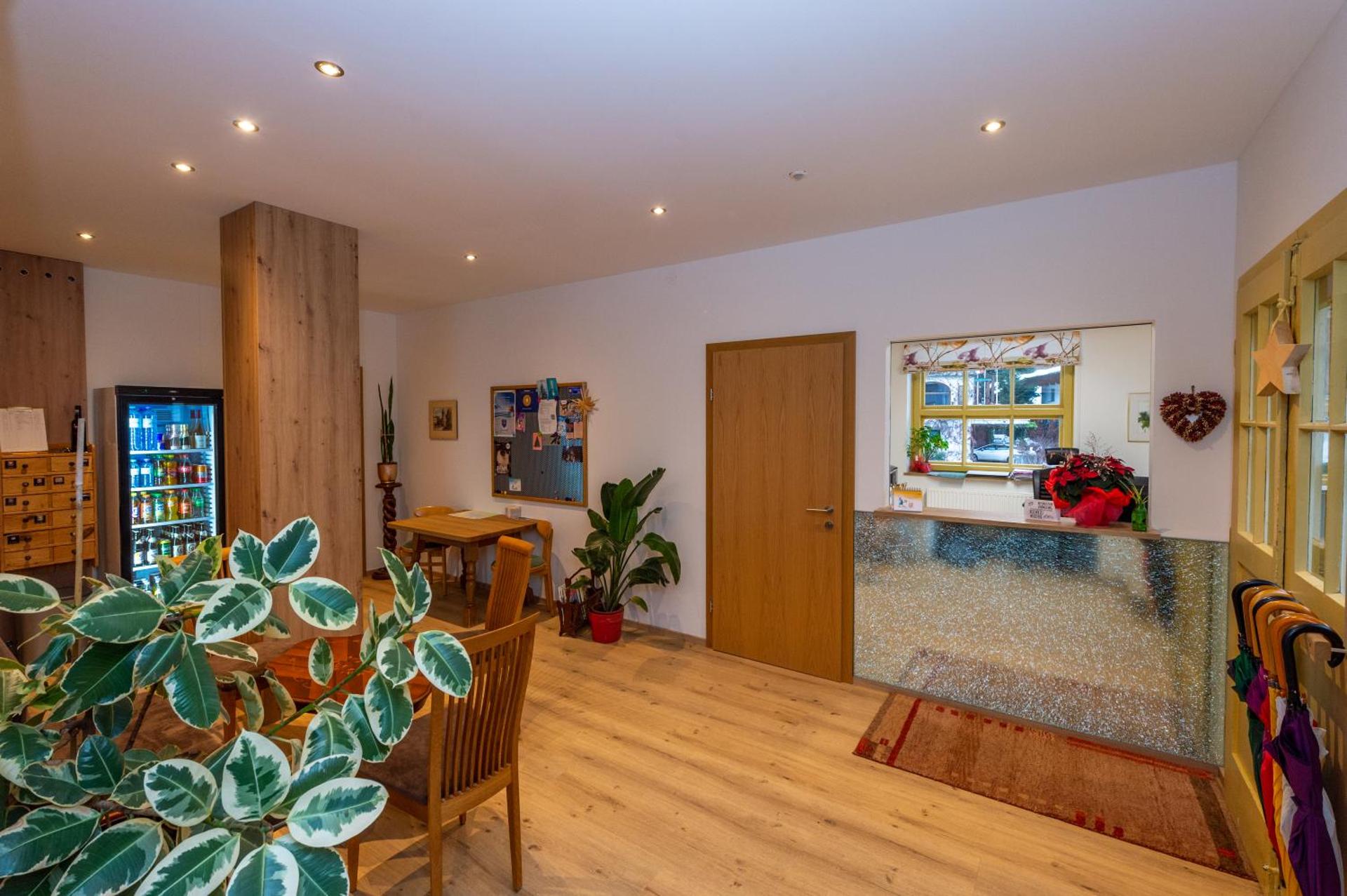 Communal lounge/ TV room