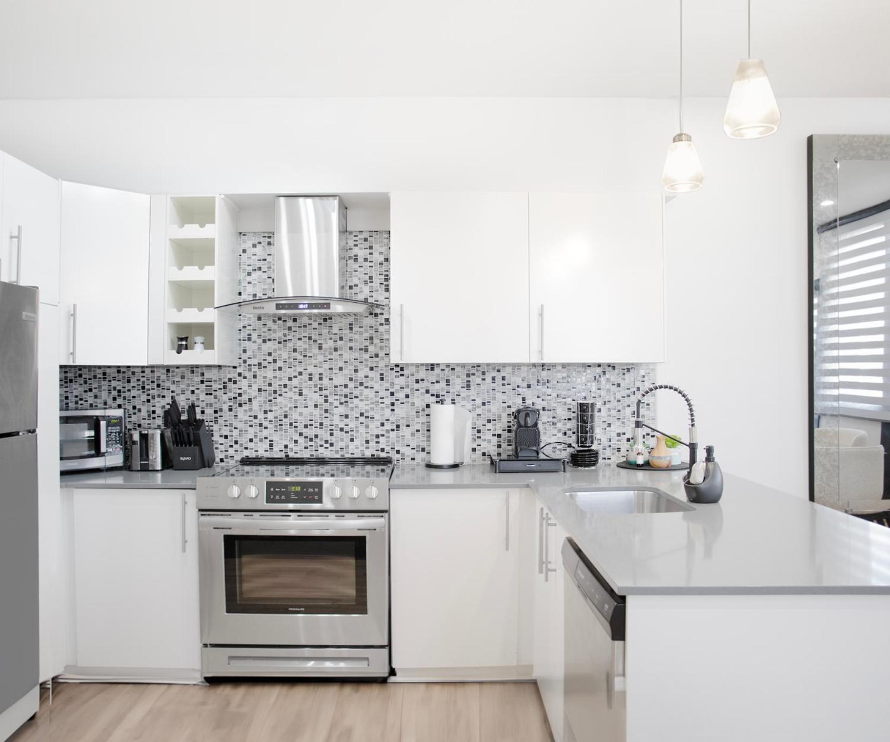 Chic 1-Bedroom Retreat in Montreal's Vibrant Plateau Mont-Royal Area - Apt 3