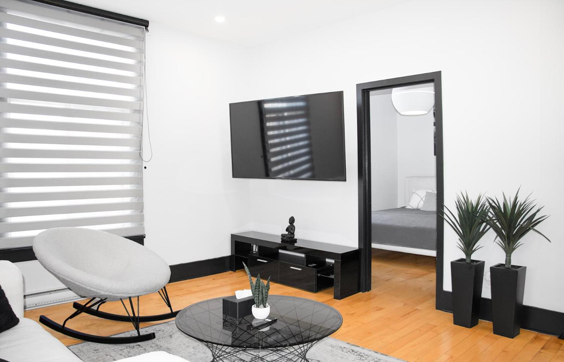 Chic 1-Bedroom Retreat in Montreal's Vibrant Plateau Mont-Royal Area - Apt 3