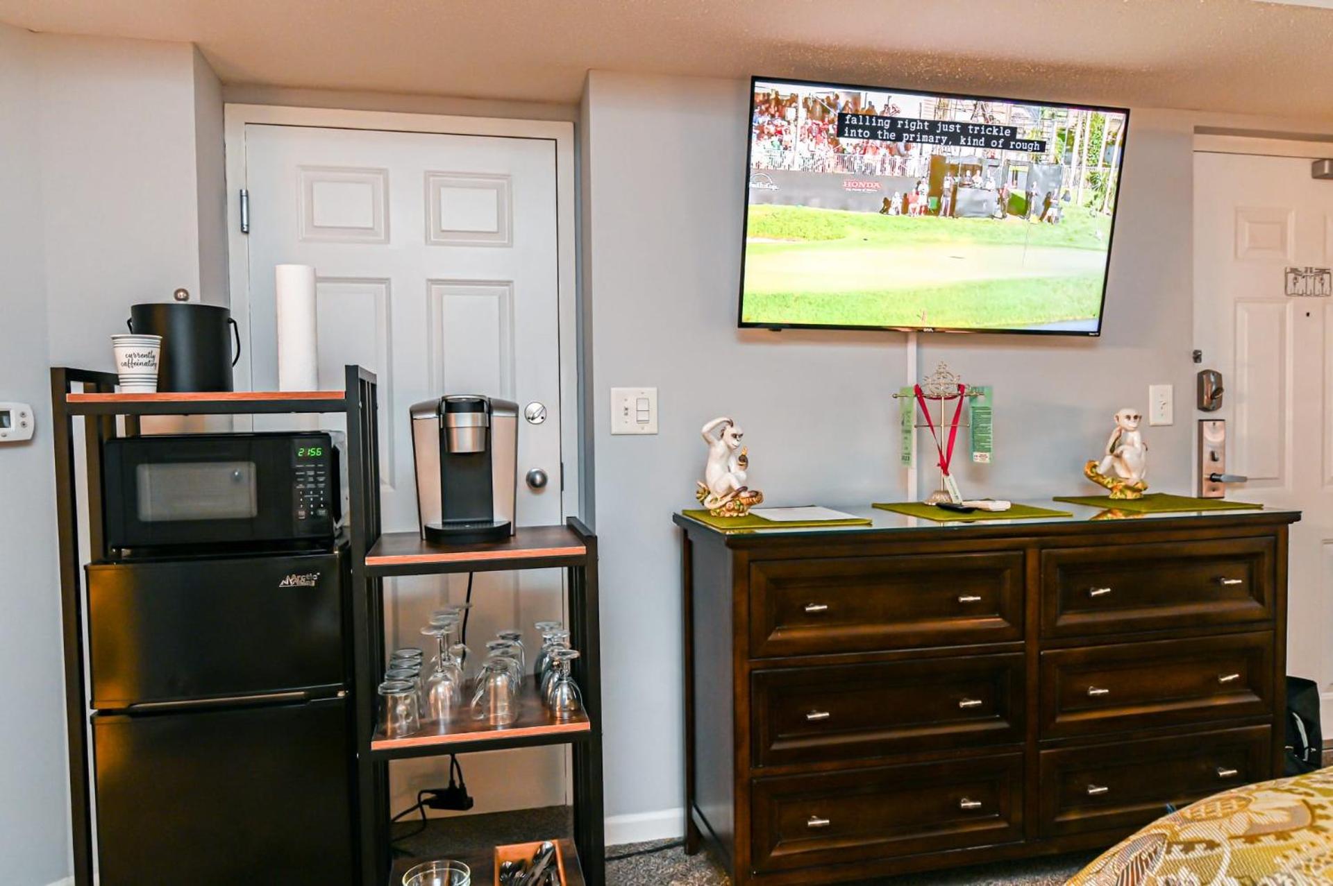 Huge 15000sf Pool Modern Studio at Barefoot Resort