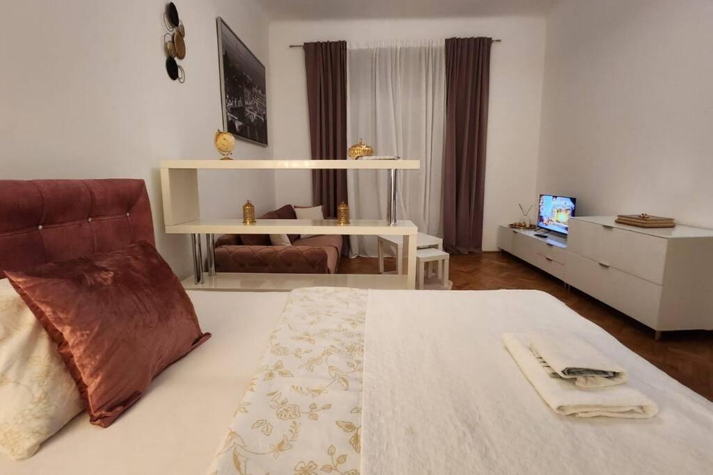 City Apartment (1km to the 1st District)