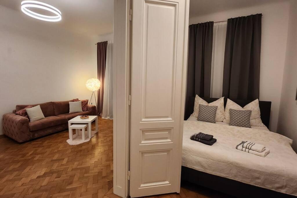 City Apartment (1km to the 1st District)