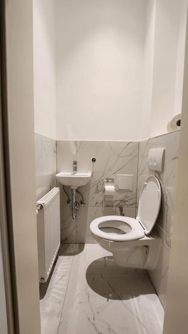 City Apartment (1km to the 1st District)