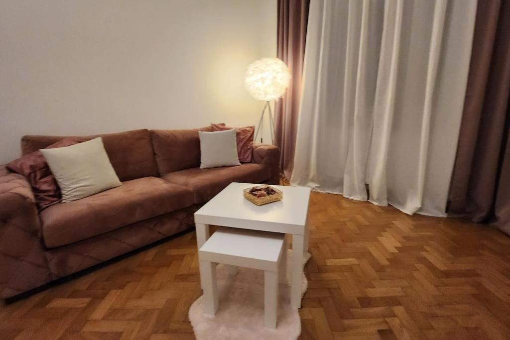 City Apartment (1km to the 1st District)