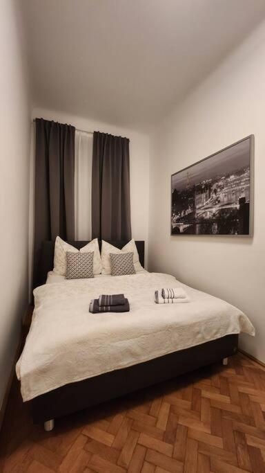 City Apartment (1km to the 1st District)