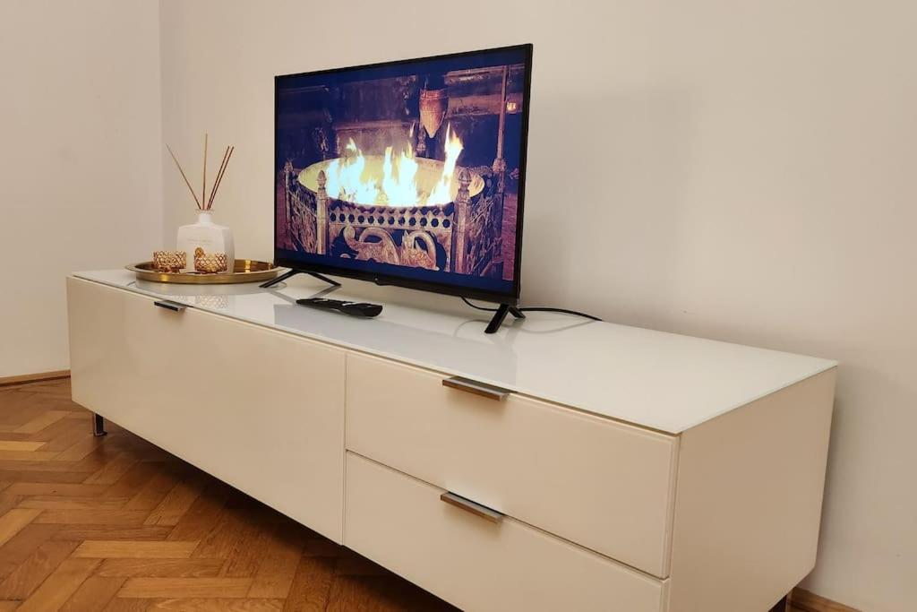 City Apartment (1km to the 1st District)