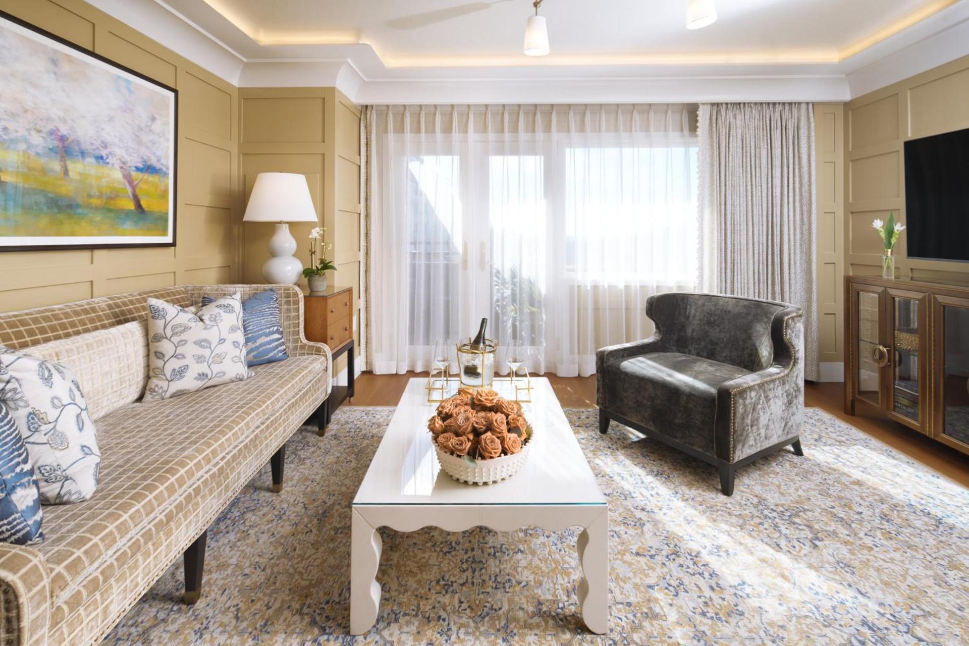 Grand Lodge King Suite