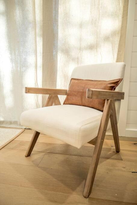 Glamping cottage with glass front and hot tub!