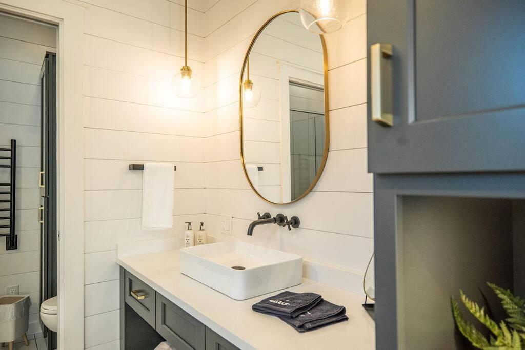 Glamping cottage with glass front and hot tub!