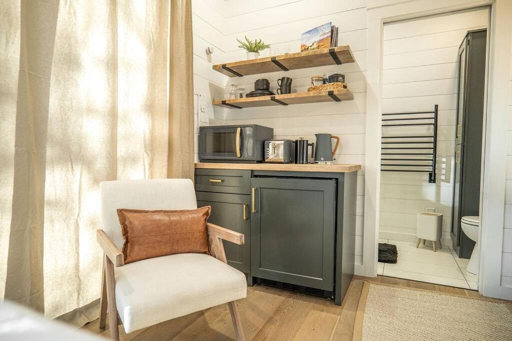 Glamping cottage with glass front and hot tub!