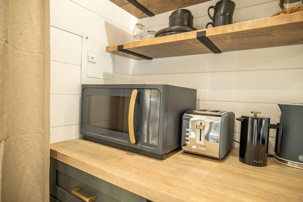 Glamping cottage with glass front and hot tub!