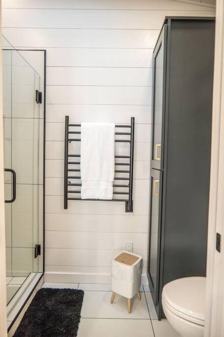 Glamping cottage with glass front and hot tub!