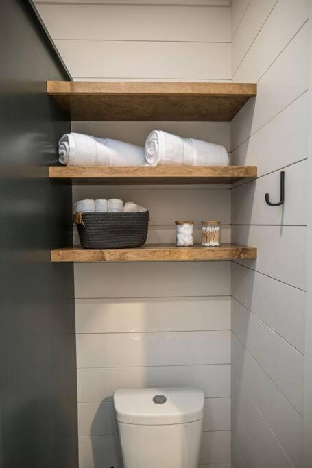 Glamping cottage with glass front and hot tub!