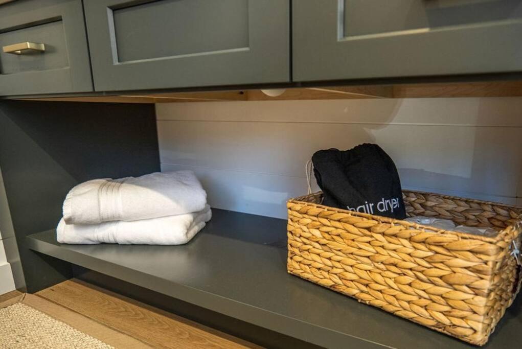 Glamping cottage with glass front and hot tub!