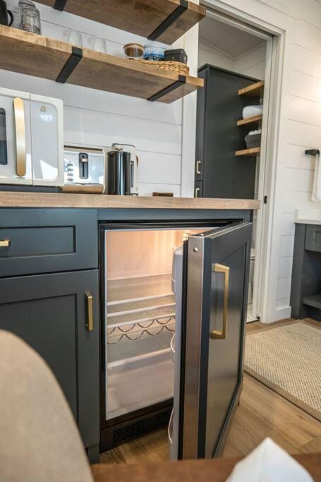 Glamping cabin with private deck and hot tub!