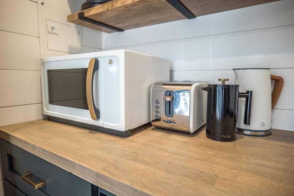 Glamping cabin with private deck and hot tub!