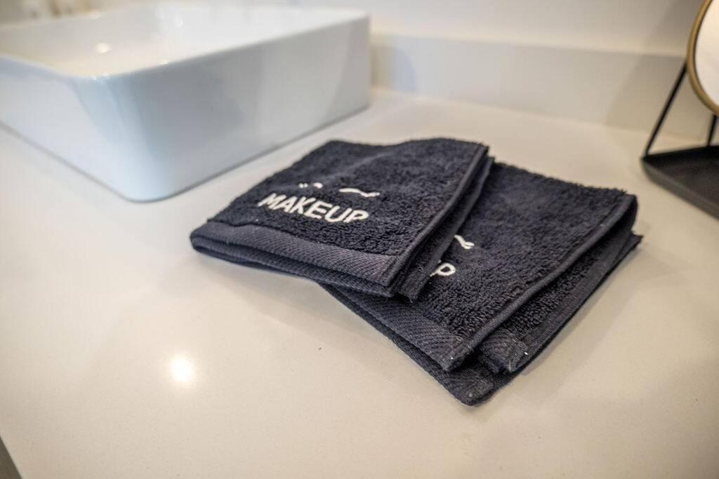 Glamping cabin with private deck and hot tub!