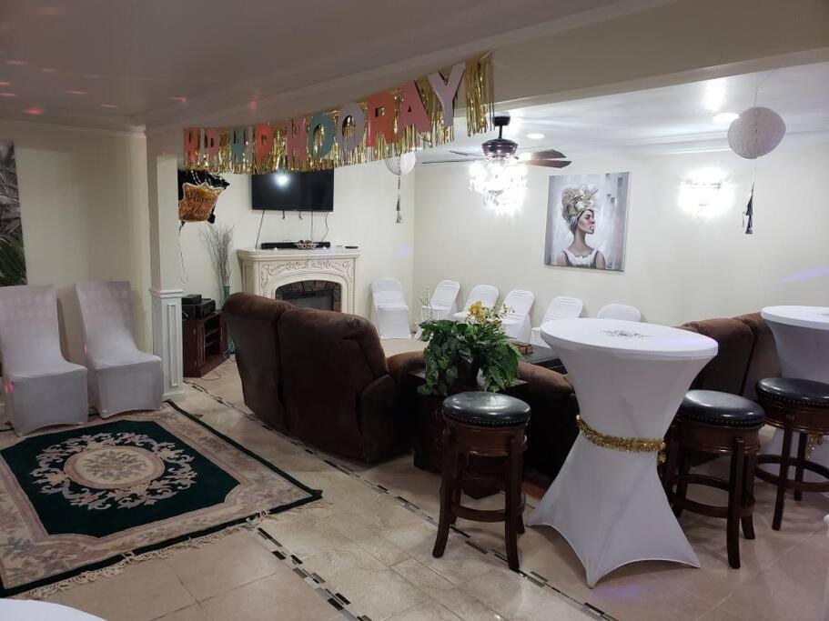 Entire Apartment Suite family singles Couples Nurses dinners business meetings