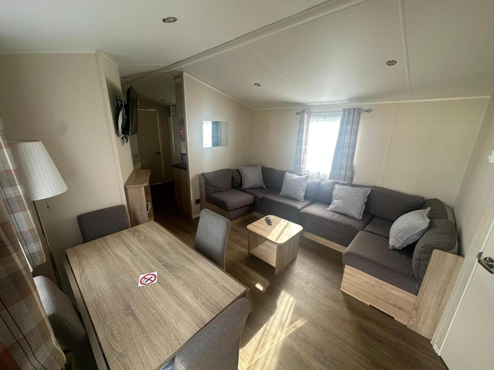 4 Bed 10 Berth Caravan Seawick Holiday Park