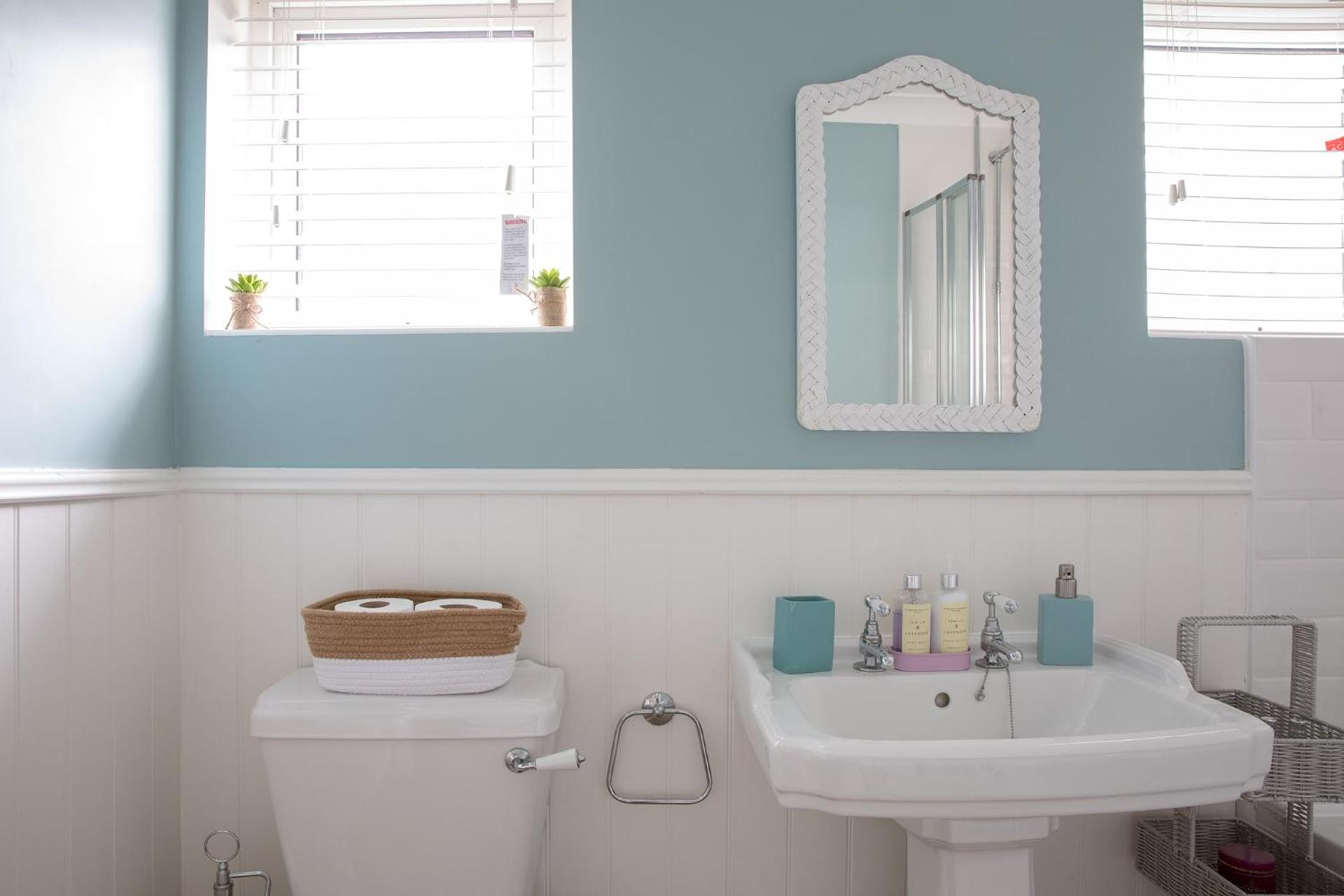 Family Seaside Retreat - 5 minutes to Beach