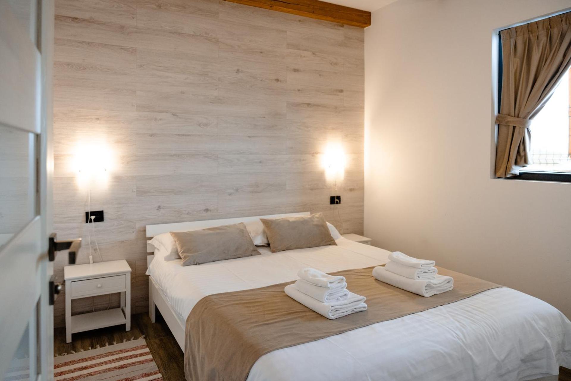 Apartment with Mountain View